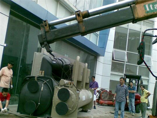 华坪县随车吊和汽车吊的核心区别是什么？哪种更省钱？